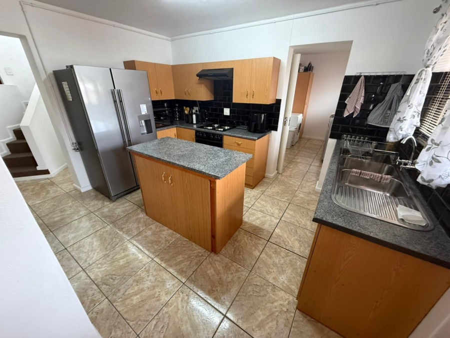 4 Bedroom Property for Sale in Somerset Park Western Cape